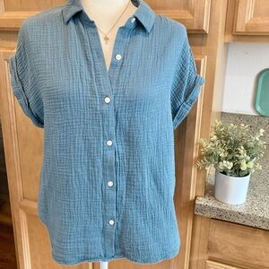 💕3 for $15💕
Jessica Simpson Blue 100% cotton Button-Down Shirt